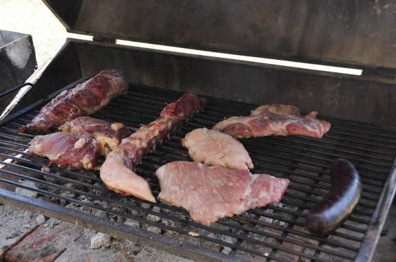 Carnes assando na churrasqueira, em Villa Nueva, na Argentina